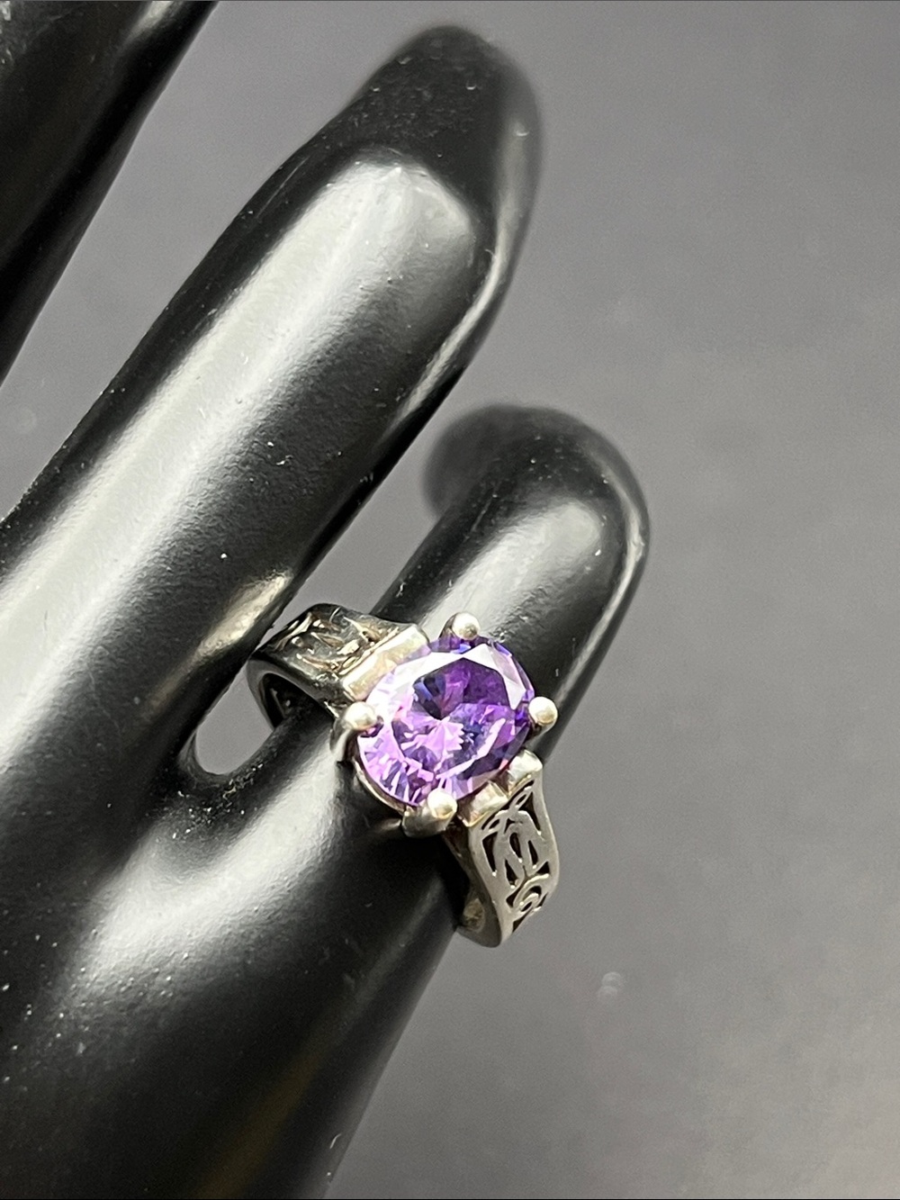 Sterling silver ring with rich purple CZ stone nice band detail